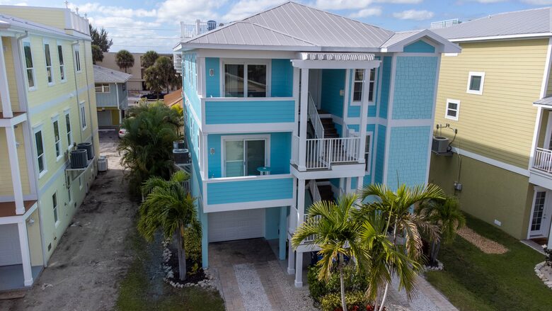 Cozy Island Getaway 1/2 Block to Beach - Bradenton Beach, Florida