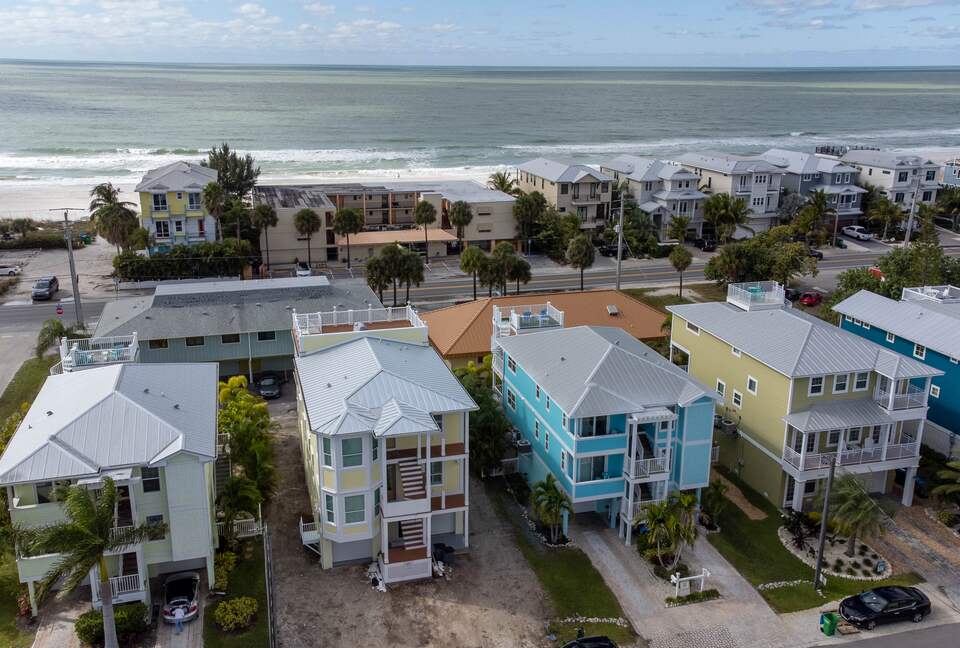 Cozy Island Getaway 1/2 Block to Beach - Bradenton Beach, Florida