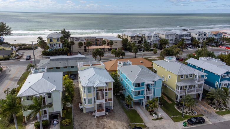 Cozy Island Getaway 1/2 Block to Beach - Bradenton Beach, Florida