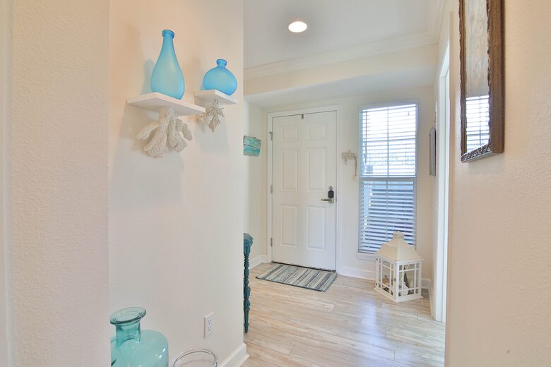 Cozy Island Getaway 1/2 Block to Beach - Bradenton Beach, Florida