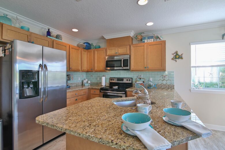 Cozy Island Getaway 1/2 Block to Beach - Bradenton Beach, Florida