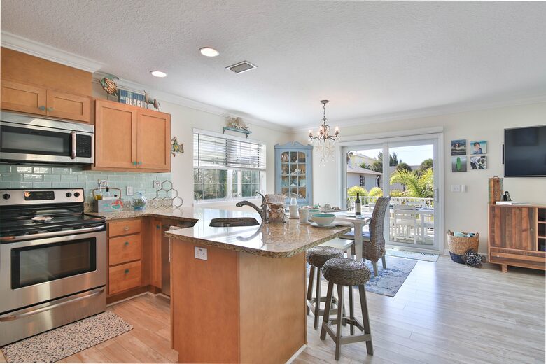 Cozy Island Getaway 1/2 Block to Beach - Bradenton Beach, Florida