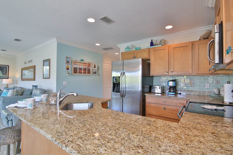 Cozy Island Getaway 1/2 Block to Beach - Bradenton Beach, Florida