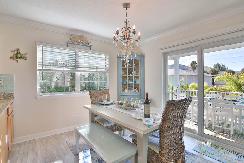 Cozy Island Getaway 1/2 Block to Beach - Bradenton Beach, Florida