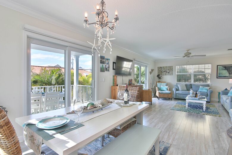 Cozy Island Getaway 1/2 Block to Beach - Bradenton Beach, Florida