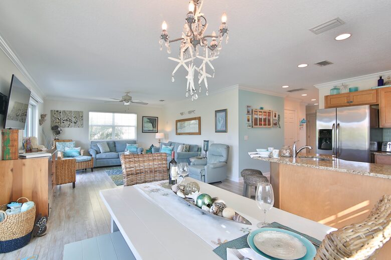 Cozy Island Getaway 1/2 Block to Beach - Bradenton Beach, Florida