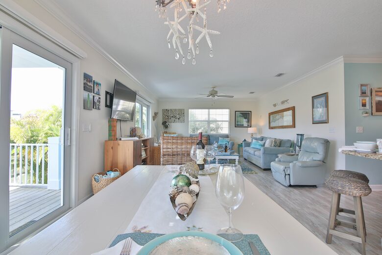 Cozy Island Getaway 1/2 Block to Beach - Bradenton Beach, Florida