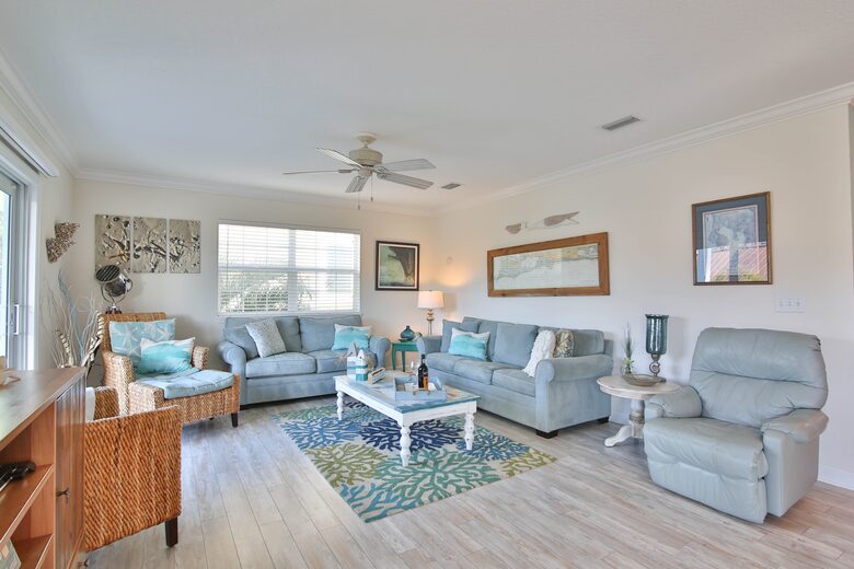 Cozy Island Getaway 1/2 Block to Beach - Bradenton Beach, Florida
