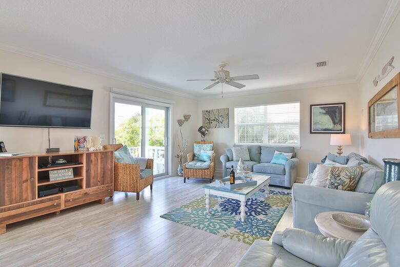 Cozy Island Getaway 1/2 Block to Beach - Bradenton Beach, Florida