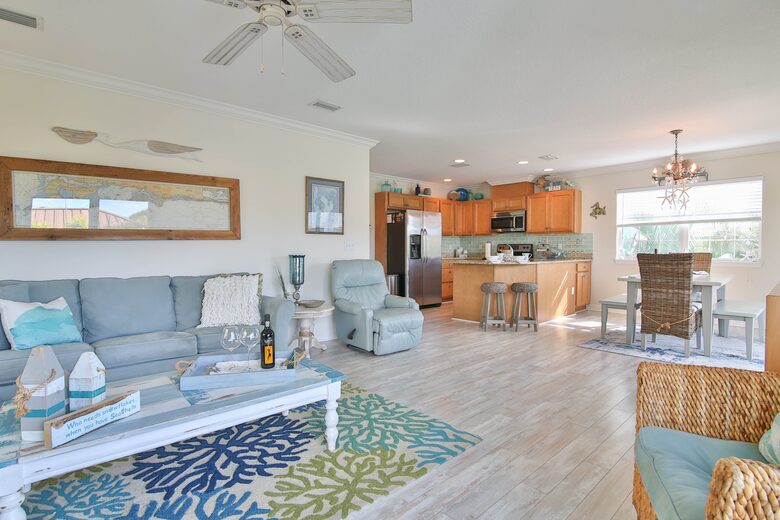 Cozy Island Getaway 1/2 Block to Beach - Bradenton Beach, Florida
