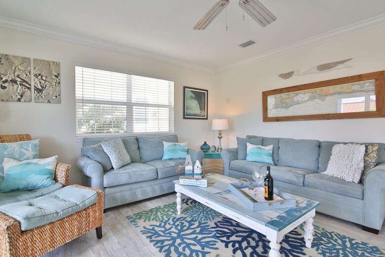 Cozy Island Getaway 1/2 Block to Beach - Bradenton Beach, Florida