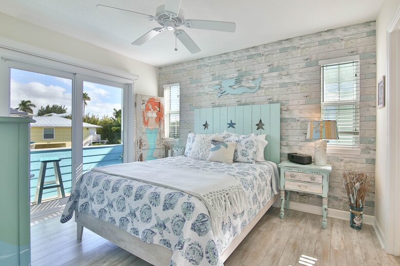 Cozy Island Getaway 1/2 Block to Beach - Bradenton Beach, Florida