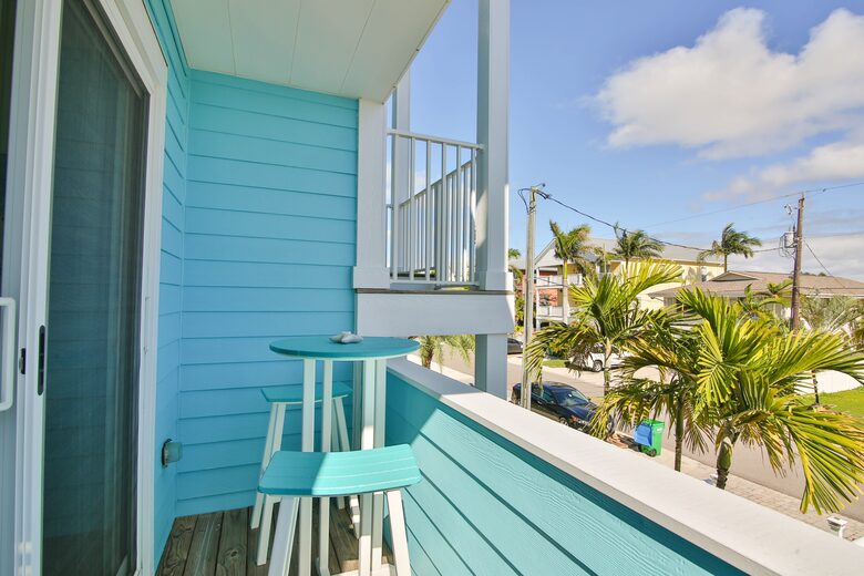 Cozy Island Getaway 1/2 Block to Beach - Bradenton Beach, Florida