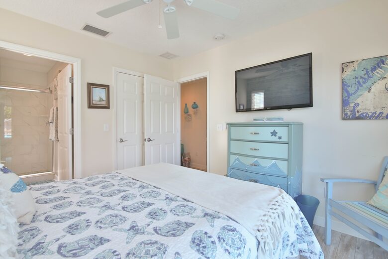 Cozy Island Getaway 1/2 Block to Beach - Bradenton Beach, Florida