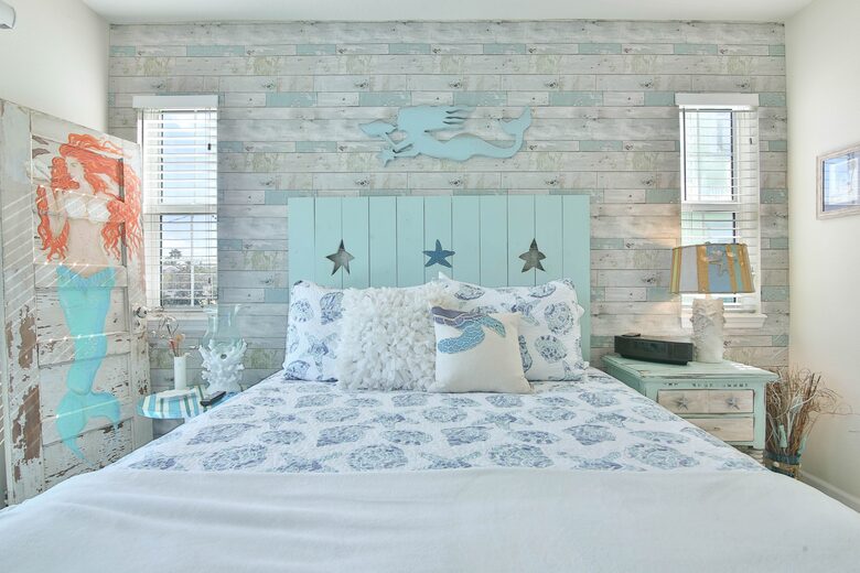 Cozy Island Getaway 1/2 Block to Beach - Bradenton Beach, Florida