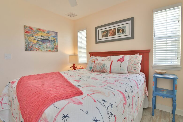 Cozy Island Getaway 1/2 Block to Beach - Bradenton Beach, Florida
