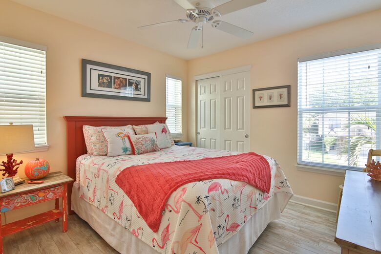 Cozy Island Getaway 1/2 Block to Beach - Bradenton Beach, Florida
