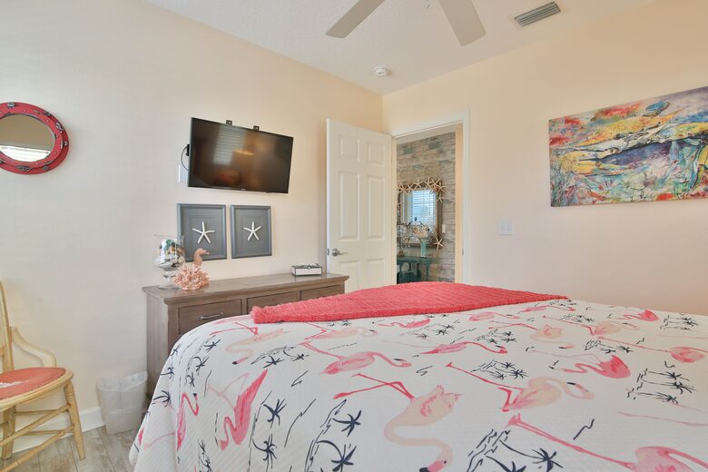 Cozy Island Getaway 1/2 Block to Beach - Bradenton Beach, Florida