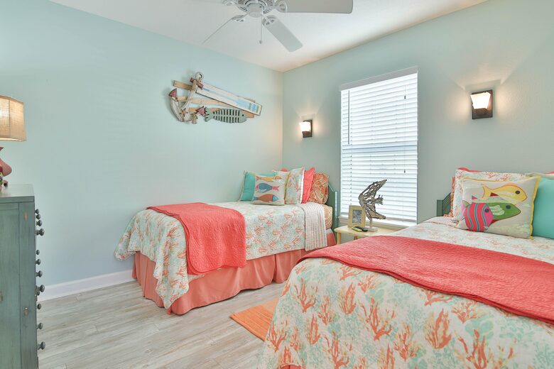 Cozy Island Getaway 1/2 Block to Beach - Bradenton Beach, Florida
