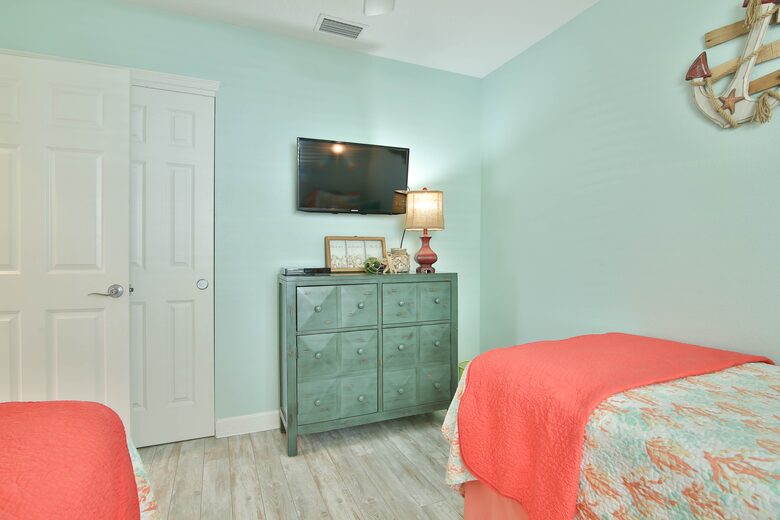 Cozy Island Getaway 1/2 Block to Beach - Bradenton Beach, Florida