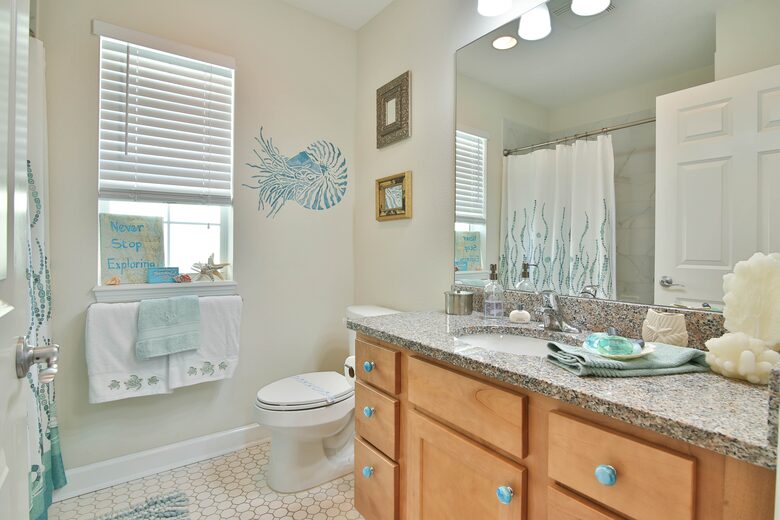 Cozy Island Getaway 1/2 Block to Beach - Bradenton Beach, Florida