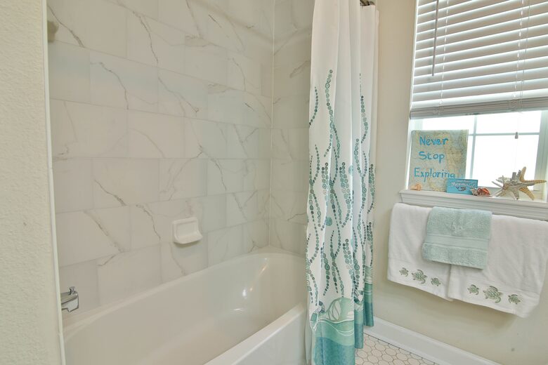 Cozy Island Getaway 1/2 Block to Beach - Bradenton Beach, Florida