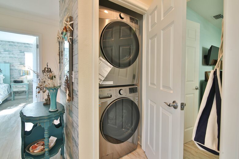 Cozy Island Getaway 1/2 Block to Beach - Bradenton Beach, Florida
