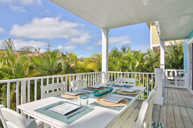 Cozy Island Getaway 1/2 Block to Beach - Bradenton Beach, Florida