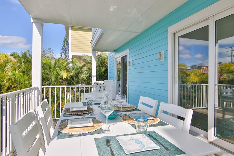 Cozy Island Getaway 1/2 Block to Beach - Bradenton Beach, Florida