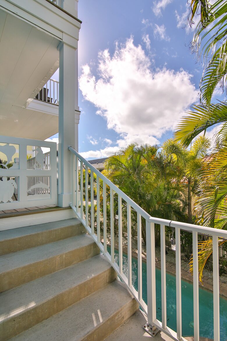 Cozy Island Getaway 1/2 Block to Beach - Bradenton Beach, Florida