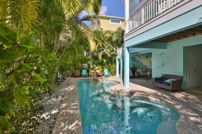 Cozy Island Getaway 1/2 Block to Beach - Bradenton Beach, Florida