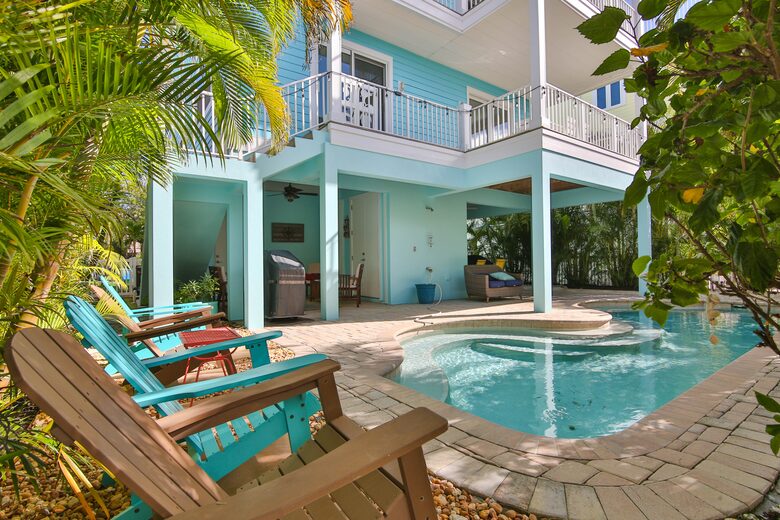 Cozy Island Getaway 1/2 Block to Beach - Bradenton Beach, Florida