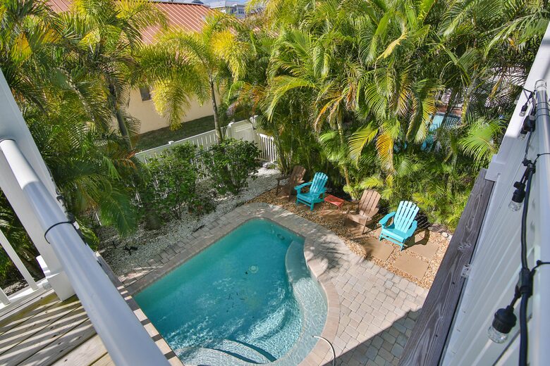 Cozy Island Getaway 1/2 Block to Beach - Bradenton Beach, Florida