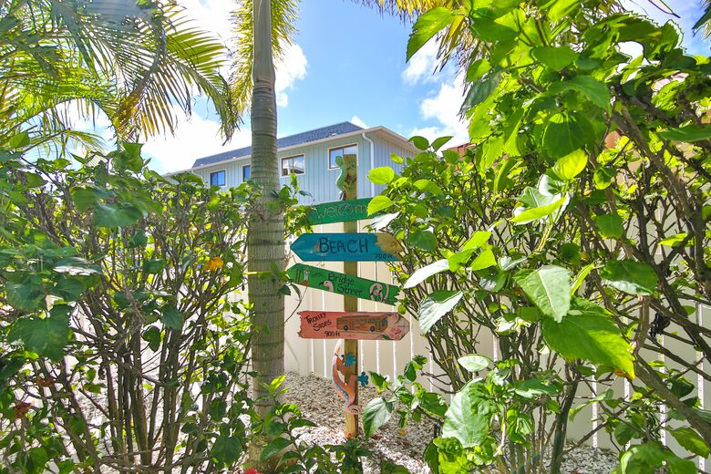 Cozy Island Getaway 1/2 Block to Beach - Bradenton Beach, Florida