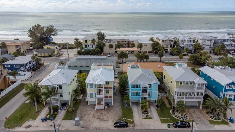 Cozy Island Getaway 1/2 Block to Beach - Bradenton Beach, Florida