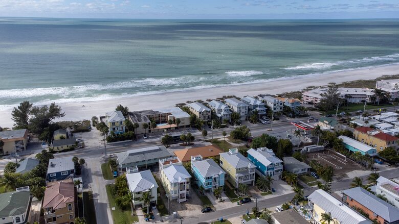 Cozy Island Getaway 1/2 Block to Beach - Bradenton Beach, Florida