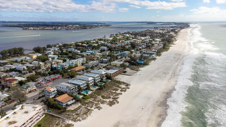 Cozy Island Getaway 1/2 Block to Beach - Bradenton Beach, Florida