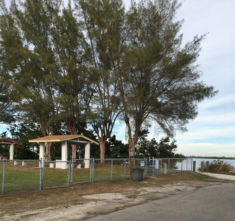 Cozy Island Getaway 1/2 Block to Beach - Bradenton Beach, Florida