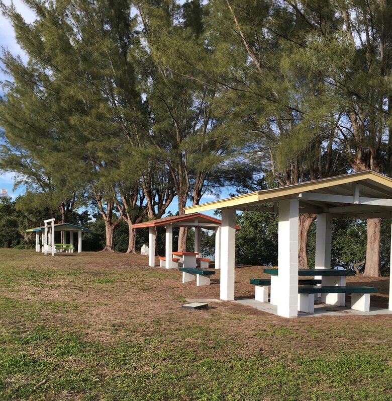 Cozy Island Getaway 1/2 Block to Beach - Bradenton Beach, Florida