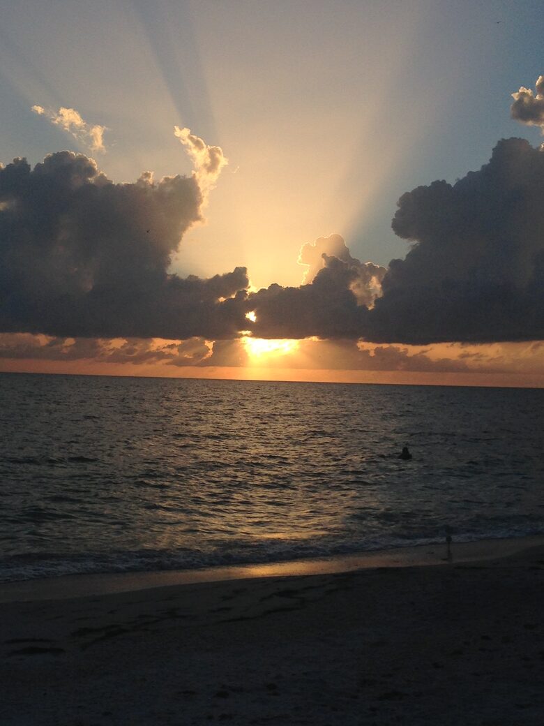 Cozy Island Getaway 1/2 Block to Beach - Bradenton Beach, Florida