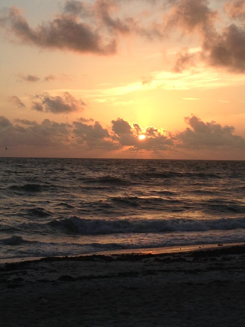 Cozy Island Getaway 1/2 Block to Beach - Bradenton Beach, Florida