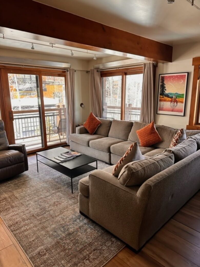 Perfectly located Aspen Condominium| Quick walk to downtown & three blocks from Aspen Gondola - Aspen, Colorado