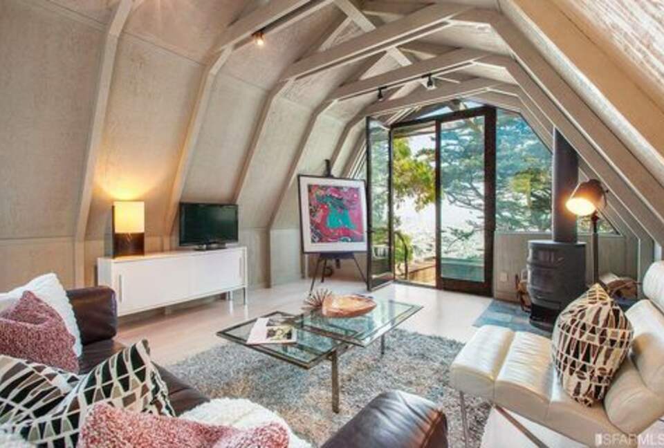 Architectural Gem Overlooking the Bay - San Francisco, California