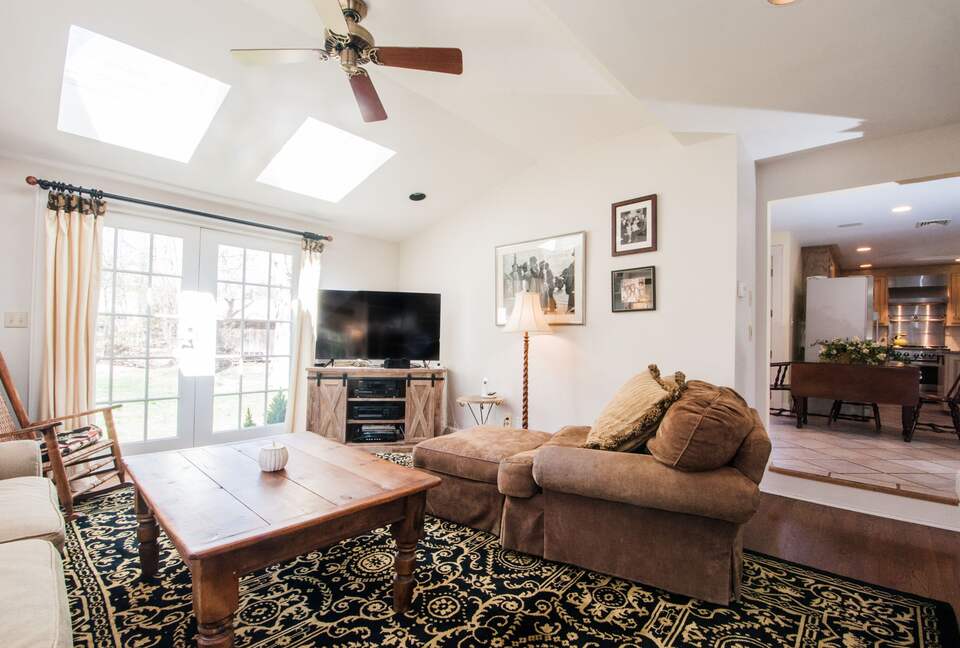 Charming New Canaan Cottage | Walking distance to town | About an hour from New York City by train - New Canaan, Connecticut