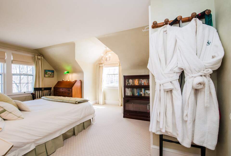 Charming New Canaan Cottage | Walking distance to town | About an hour from New York City by train - New Canaan, Connecticut