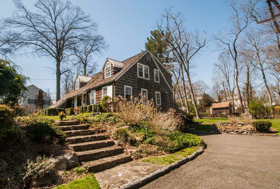 Charming New Canaan Cottage | Walking distance to town | About an hour from New York City by train - New Canaan, Connecticut