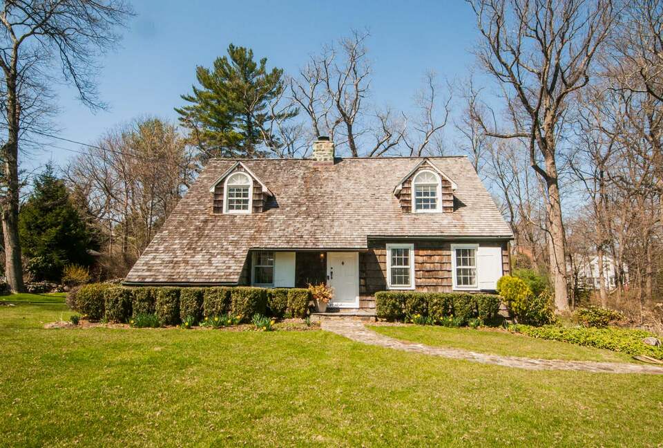 Charming New Canaan Cottage | Walking distance to town | About an hour from New York City by train - New Canaan, Connecticut