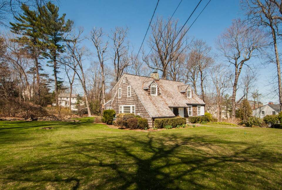 Charming New Canaan Cottage | Walking distance to town | About an hour from New York City by train - New Canaan, Connecticut