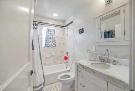 Cozy Contemporary Bungalow - Larkspur, California