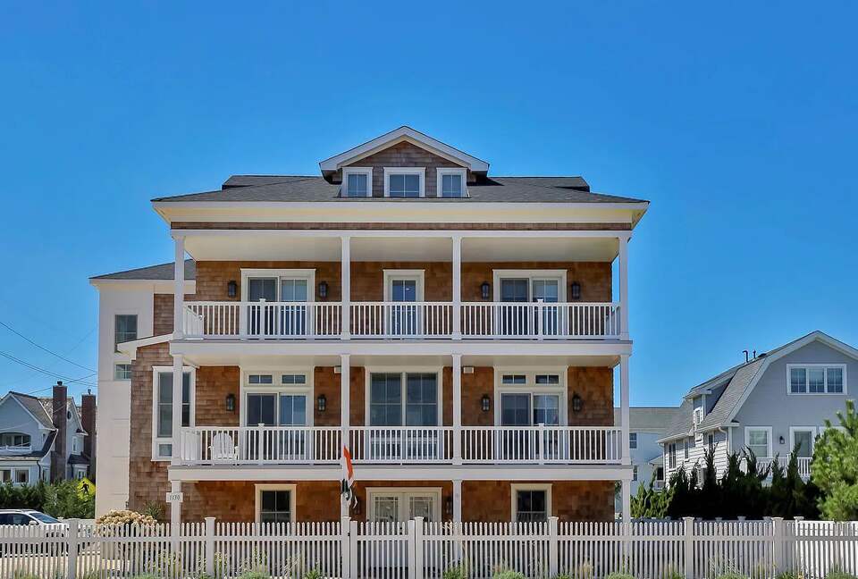 Stunning Ocean Ave Beach House | With pool and bonus rooms - Mantoloking, New Jersey